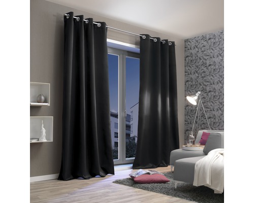 Salon avec fenêtres et rideaux épais