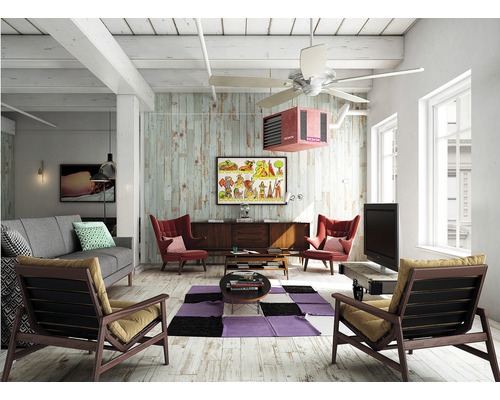 Salon avec canapé, fauteuils, tapis, table, commode, télévision, ventilateur de plafond et appareil de chauffage