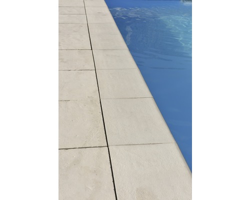 Bord de piscine en dalles de pierre