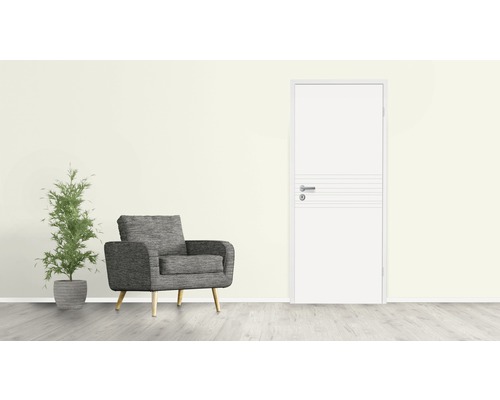 Pièce lumineuse avec porte, fauteuil et plante en pot