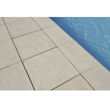 Piscine avec dalles en pierre