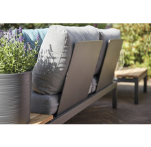 Canapé de jardin avec coussins et pot de lavande