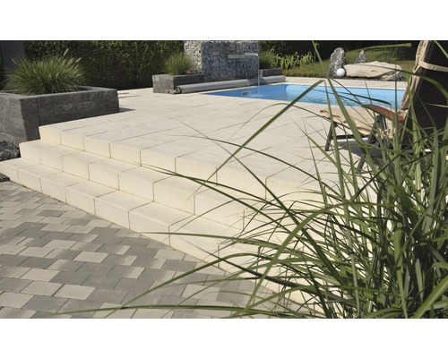 Jardin avec escalier en pierre, piscine et mur de gabions
