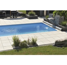 Piscine avec plaques de pierre et mur de gabions dans le jardin