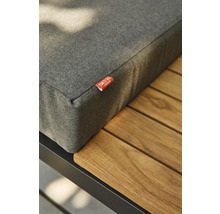 Vue détaillée d''un coussin d''assise gris sur une table de jardin avec une surface en bois et un cadre noir.
