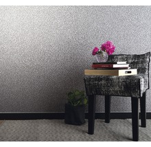 Scène avec papier peint à motifs, chaise, tapis et décorations