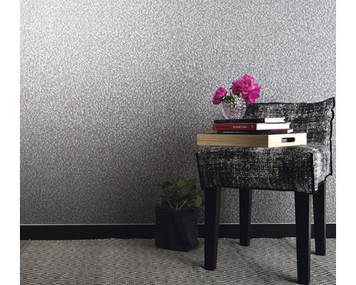 Scène avec papier peint à motifs, chaise, tapis et décorations