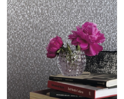 Gros plan d''un papier peint texturé avec arrangement floral et livres