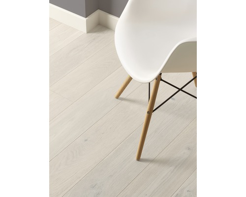 Heller Holzboden mit weißem Stuhl