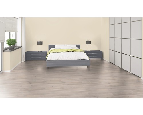 Helles Schlafzimmer mit Bett, Nachttischen und Kleiderschrank