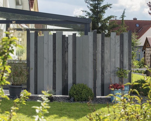 Clôture en bois dans le jardin avec des plantes