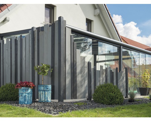 Clôture en bois avec pots de fleurs devant une maison