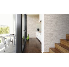 Pièce lumineuse avec papier peint structuré, plancher en bois et escalier