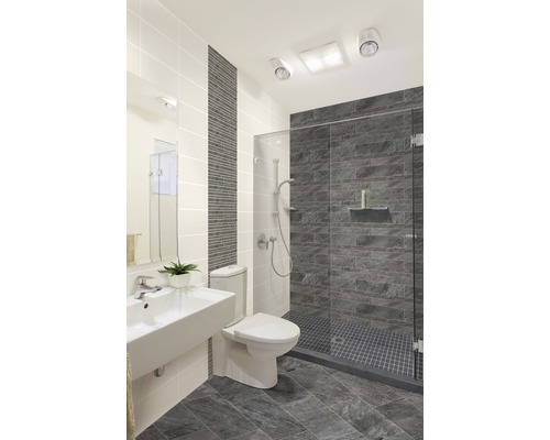 Badezimmer mit Toilette, Waschbecken und Dusche mit Glasabtrennung