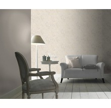 Salon avec papier peint à motifs floraux, fauteuil et canapé