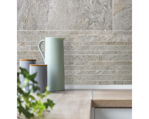 Wandgestaltung mit Fliesen in Steinoptik, kombiniert mit einer Arbeitsplatte in Holzoptik