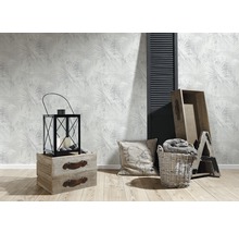 Intérieur décoratif avec un papier peint à motif de palmiers, une lanterne et des éléments en bois pour une pièce pleine d''ambiance.