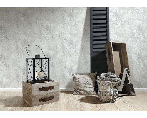 Intérieur décoratif avec un papier peint à motif de palmiers, une lanterne et des éléments en bois pour une pièce pleine d''ambiance.