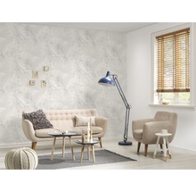 Salon avec canapé, fauteuil, lampadaire et papier peint à motifs