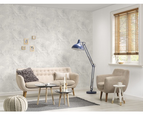 Salon avec canapé, fauteuil, lampadaire et papier peint à motifs