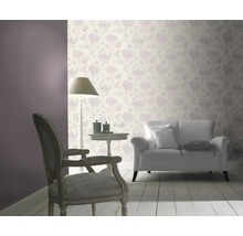 Salon avec papier peint floral, fauteuil et canapé