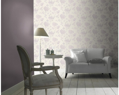 Salon avec papier peint floral, fauteuil et canapé