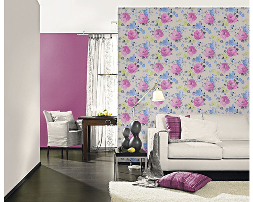 Wohnzimmer mit floral gemusterter Tapete, Sofa und Sessel