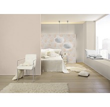 Chambre lumineuse avec lit, chaise, tapis et deux suspensions