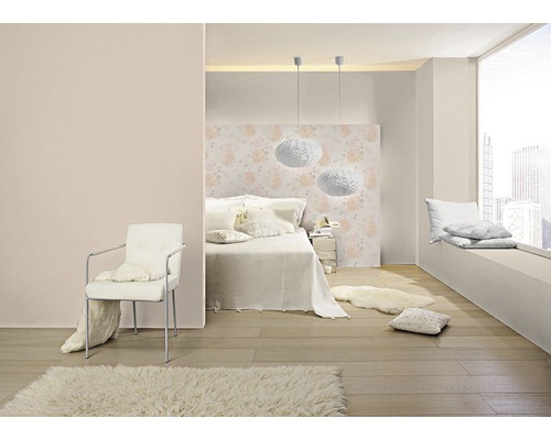 Chambre lumineuse avec lit, chaise, tapis et deux suspensions