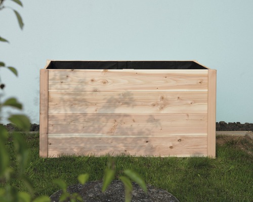 Jardinière en bois dans le jardin