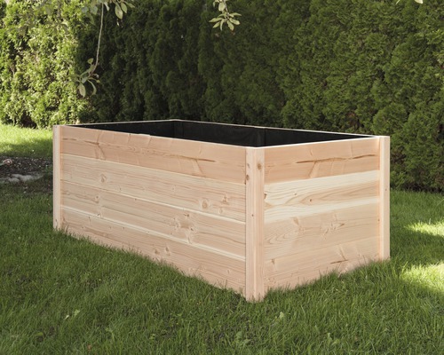 Jardinière en bois sur une pelouse dans le jardin