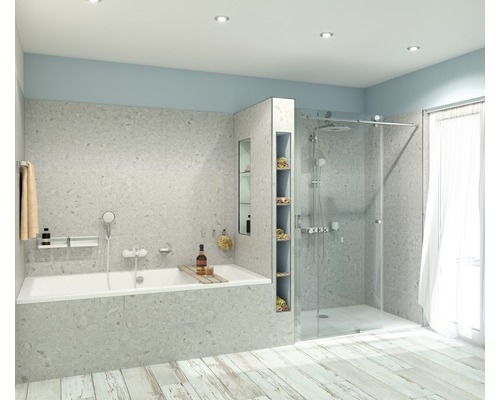 Salle de bains avec baignoire, douche et étagères