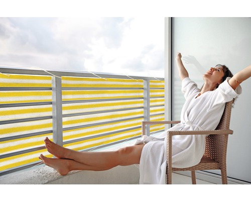 Occultation de balcon 90 x 500 cm, jaune-blanc Femme se détend sur le balcon avec brise-vue