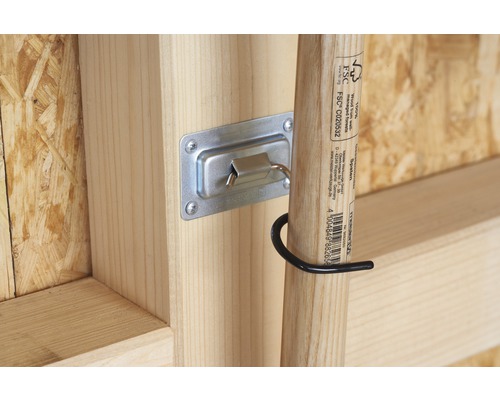 Support métallique avec outil sur mur en bois