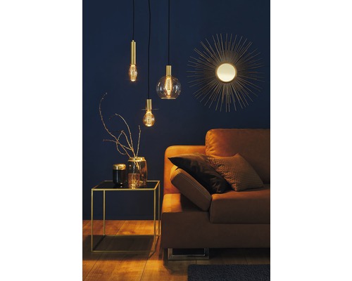 Wohnzimmer mit Sofa, Beistelltisch und verschiedenen Hängelampen