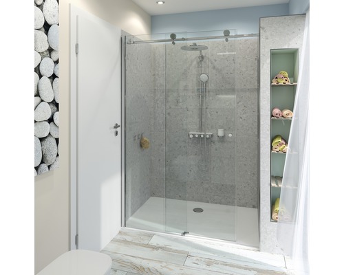 Salle de bains avec douche à porte coulissante en verre, serviettes et plancher en bois