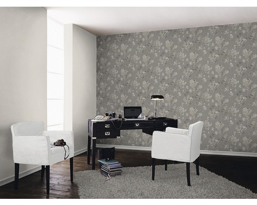 Salon avec bureau, fauteuils et papier peint à fleurs