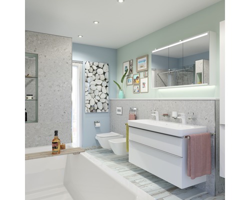 Salle de bains lumineuse avec baignoire, meuble sous-lavabo, toilettes et bidet dans un design moderne.