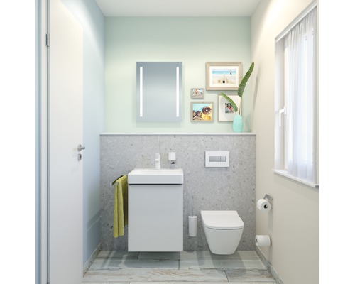 Salle de bain avec lavabo, toilettes, miroir, serviette et décorations