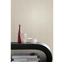 Nahaufnahme einer beigen Tapete mit vertikaler Struktur im Interieur