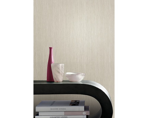 Nahaufnahme einer beigen Tapete mit vertikaler Struktur im Interieur