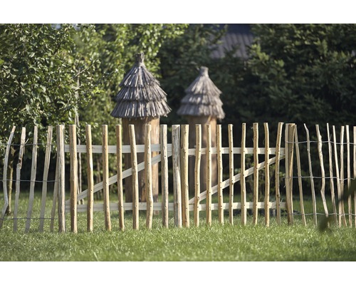 Scène de jardin avec clôture en bois et deux ruches