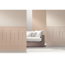 Wohnzimmer mit strukturierten Tapeten und einem Sofa