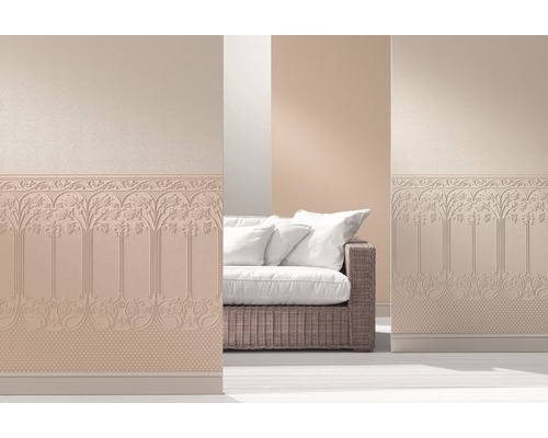 Wohnzimmer mit strukturierten Tapeten und einem Sofa