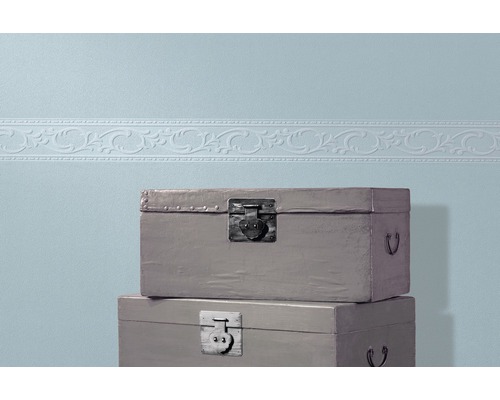 Pièce décorative avec bordure et deux coffres empilés