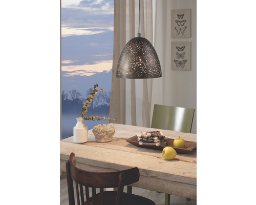 Esstischszene mit hängender Sternenmuster-Pendelleuchte