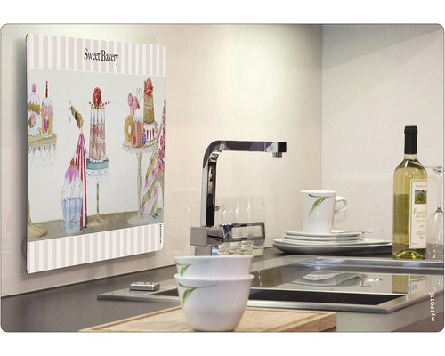 Crédence de cuisine avec motif de confiseries au-dessus d''un évier