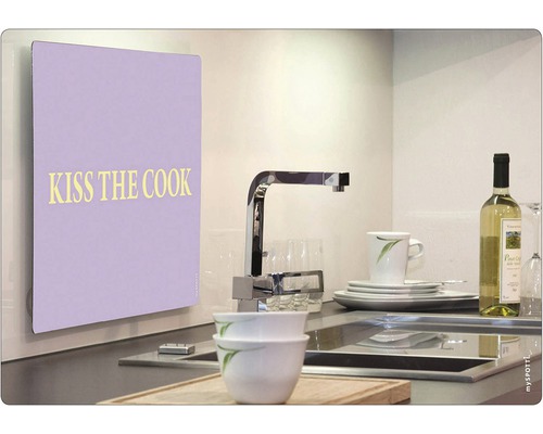 Scène de cuisine avec paroi anti-éclaboussures portant l''inscription « Kiss the cook », évier, robinetterie, vaisselle et bouteille de vin