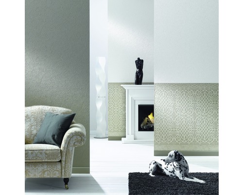 Salon avec papier peint à motifs, canapé, cheminée et dalmatien sur un tapis