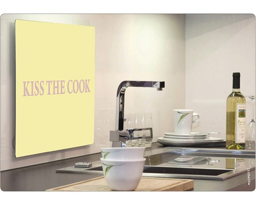 Scène de cuisine avec évier, robinet, vaisselle et une image avec l''inscription ''Kiss the Cook''